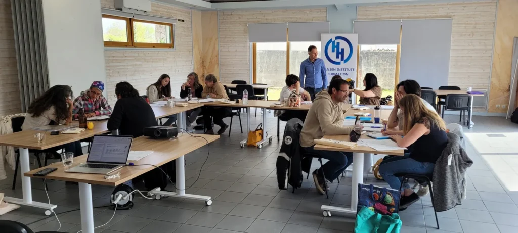 Stagiaires en atelier pendant une formation de praticien en hypnose à Lescar, Hansen Institute